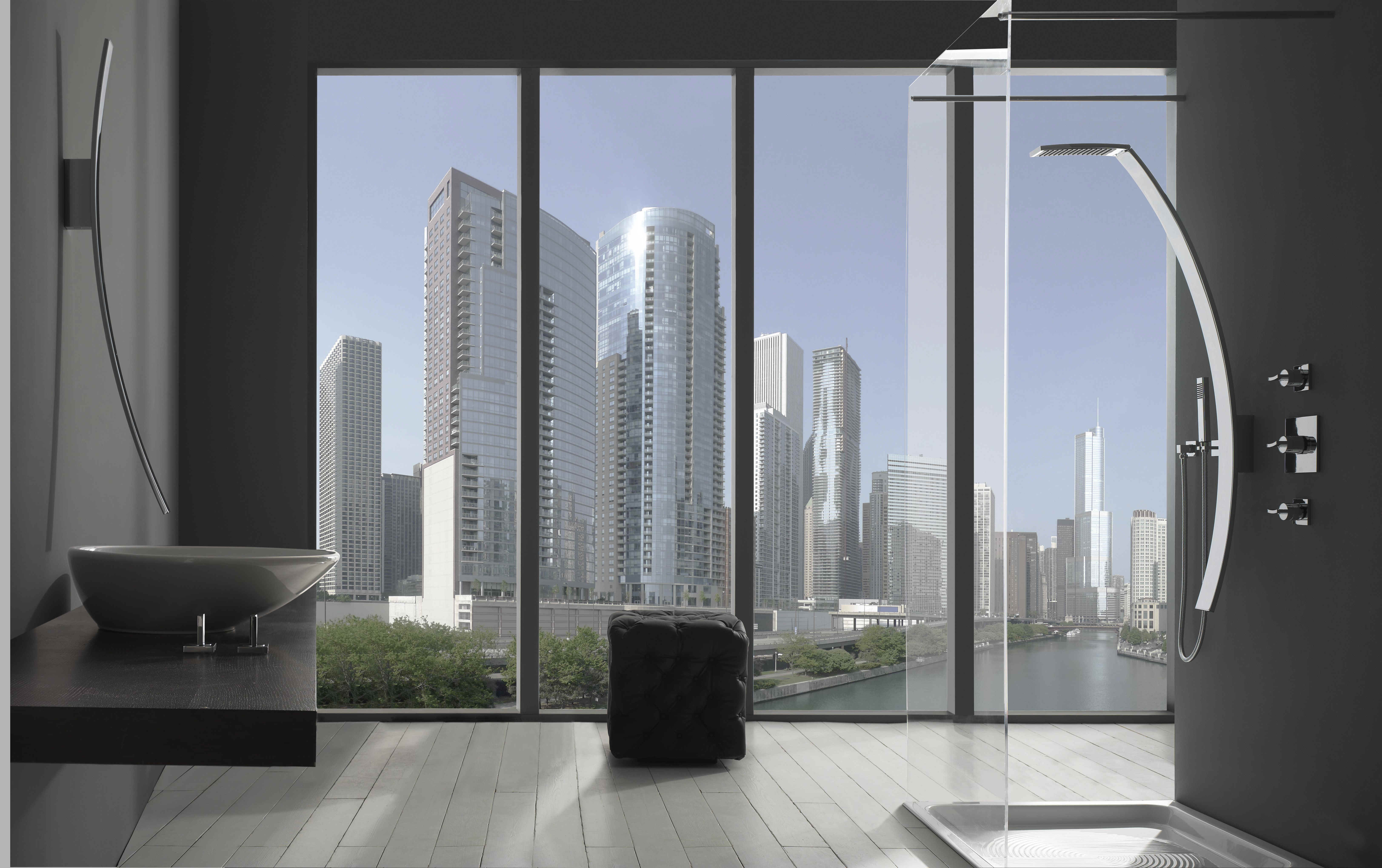 ванная комната с большими окнами