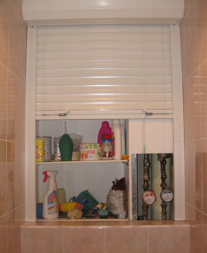 Рольставни скрывают полки и трубы