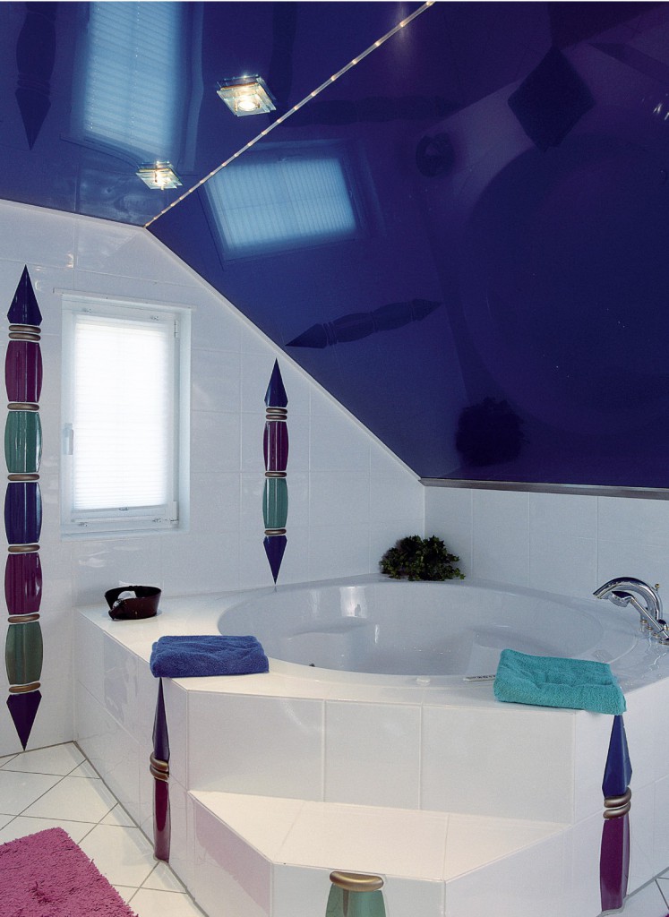 цвет натяжного потолка в ванной