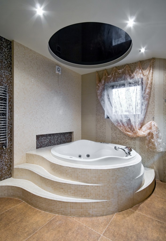 цвет натяжного потолка в ванной