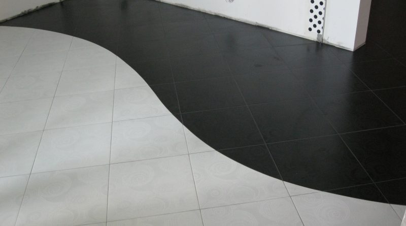 укладка-плитки-двух-контрастных-цветов